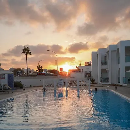 Kaos Aparthotel 2*