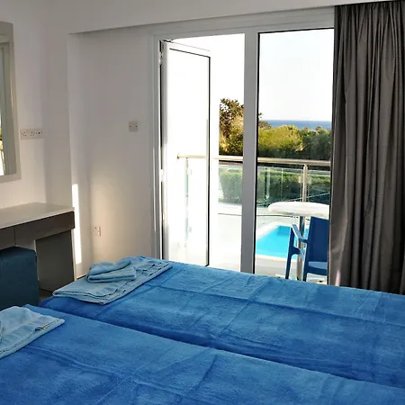 Kaos Aparthotel 2*